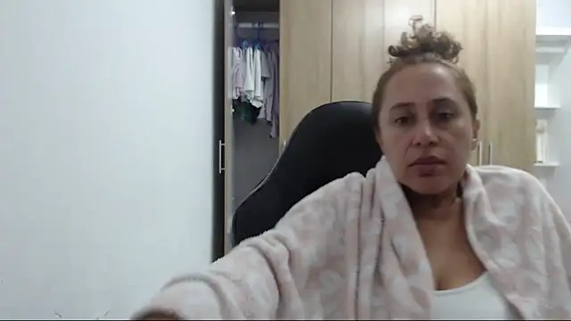 Snapshot of RoxanaLove9 chatting on April 19, 2026, 2:23 am RoxanaLove9 online show from April 19, 2026, 2:23 am