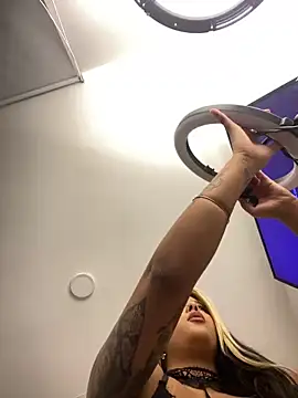 Snapshot of EmberEyes_999 chatting on January 24, 2025, 3:32 am EmberEyes 999 online show from January 24, 2025, 3:32 am