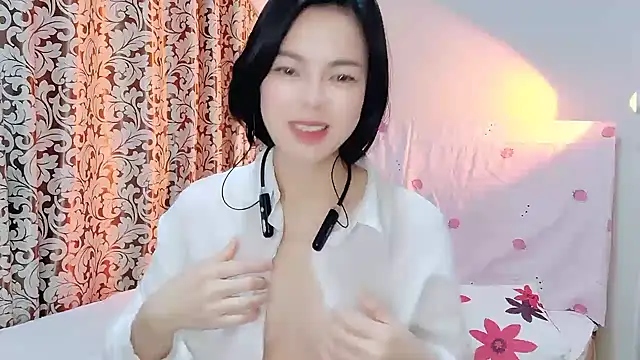 Snapshot of Linda-LL chatting on March 3, 2025, 8:41 am Linda-LL online show from March 3, 2025, 8:41 am