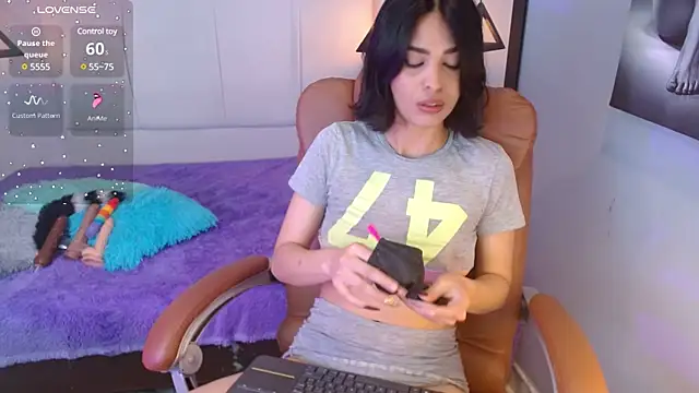 Snapshot of AlessiaVal_ chatting on March 5, 2025, 12:11 pm AlessiaVal online show from March 5, 2025, 12:11 pm