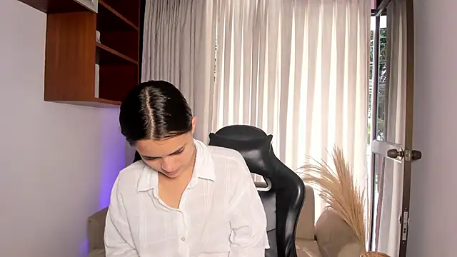 HannaRhodes online show from November 17, 2025, 12:53 pm