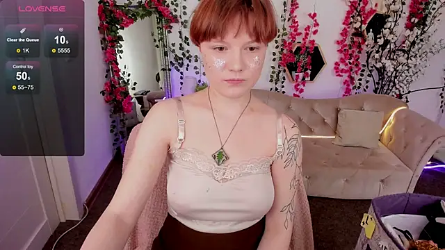 Snapshot of DreamyLuna chatting on November 22, 2025, 8:40 pm DreamyLuna online show from November 22, 2025, 8:40 pm