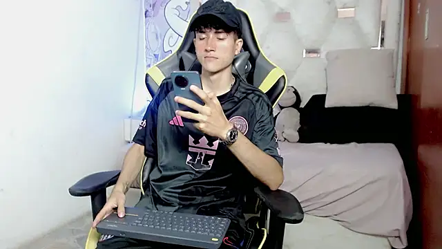 Snapshot of johnny_cagee chatting on January 13, 2026, 3:32 am johnny cagee online show from January 13, 2026, 3:32 am