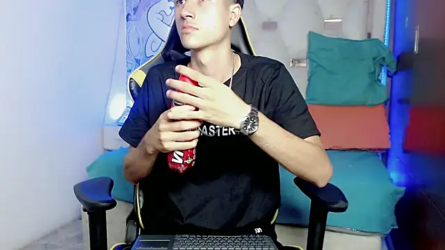 Snapshot of johnny_cagee chatting on December 5, 2025, 4:33 am johnny cagee online show from December 5, 2025, 4:33 am