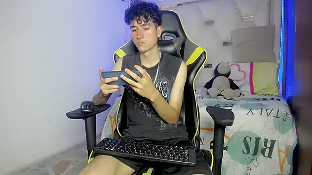 Snapshot of johnny_cagee chatting on November 24, 2025, 5:40 am johnny cagee online show from November 24, 2025, 5:40 am