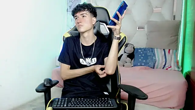 Snapshot of johnny_cagee chatting on December 18, 2025, 3:33 am johnny cagee online show from December 18, 2025, 3:33 am