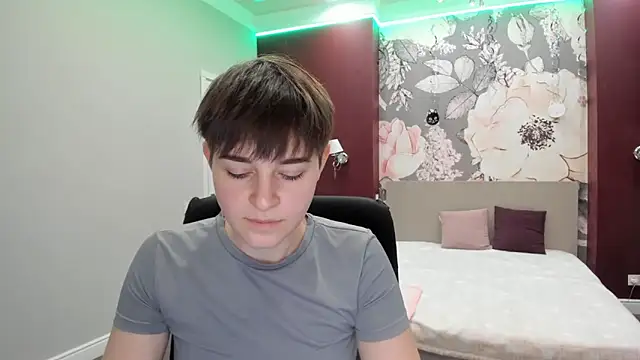 EmiliaYours online show from November 16, 2025, 2:44 pm