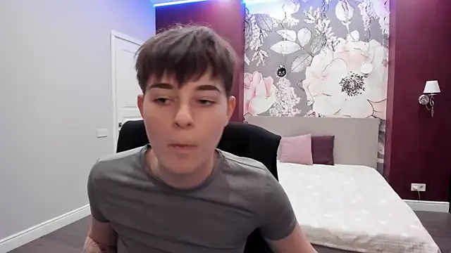 EmiliaYours online show from November 30, 2025, 3:02 pm