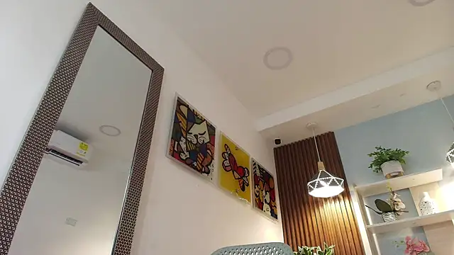 Sharlotte Milk online show from December 4, 2025, 6:07 pm