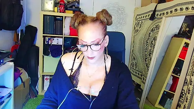 Snapshot of MaxiEmily chatting on February 10, 2025, 12:41 am MaxiEmily online show from February 10, 2025, 12:41 am