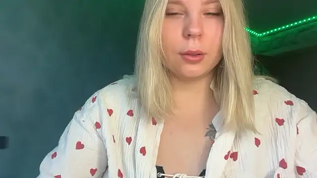 Snapshot of Thalia__Star chatting on December 17, 2025, 8:19 am Thalia Star online show from December 17, 2025, 8:19 am