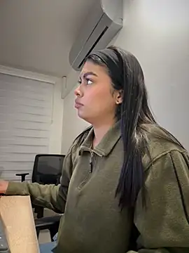 Snapshot of jennifer_oliveira chatting on December 5, 2025, 6:34 am jennifer oliveira online show from December 5, 2025, 6:34 am