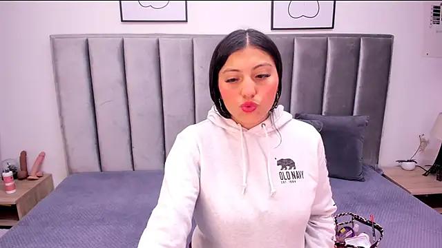 Snapshot of Emmy-Turnner chatting on October 6, 2025, 12:06 pm Emmy-Turnner online show from October 6, 2025, 12:06 pm