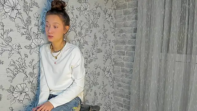 Snapshot of EllaSky_xoxo chatting on October 31, 2025, 9:32 pm EllaSky xoxo online show from October 31, 2025, 9:32 pm