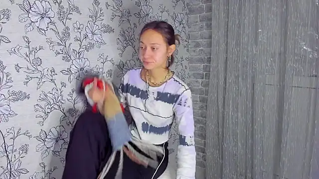 Snapshot of EllaSky_xoxo chatting on November 17, 2025, 8:35 pm EllaSky xoxo online show from November 17, 2025, 8:35 pm