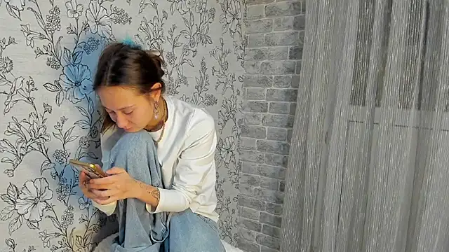 Snapshot of EllaSky_xoxo chatting on November 2, 2025, 9:53 pm EllaSky xoxo online show from November 2, 2025, 9:53 pm