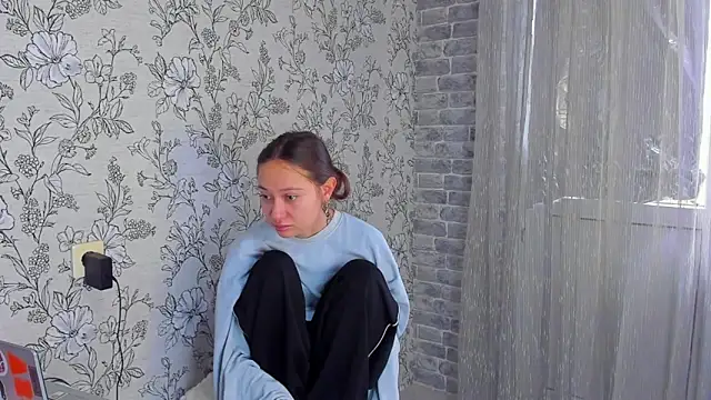 Snapshot of EllaSky_xoxo chatting on December 14, 2025, 8:31 am EllaSky xoxo online show from December 14, 2025, 8:31 am