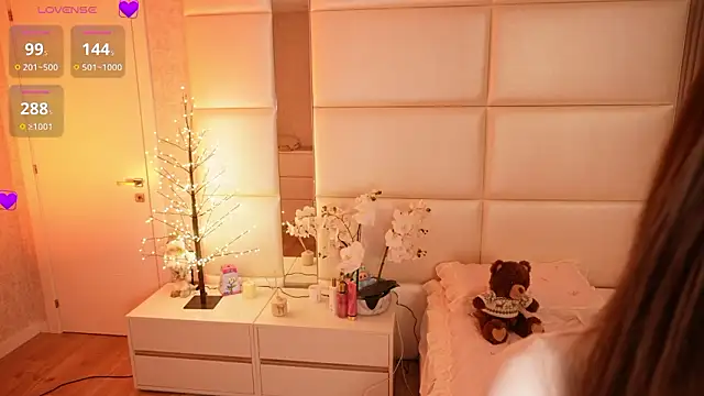 Lilly Colins online show from March 14, 2026, 7:42 pm