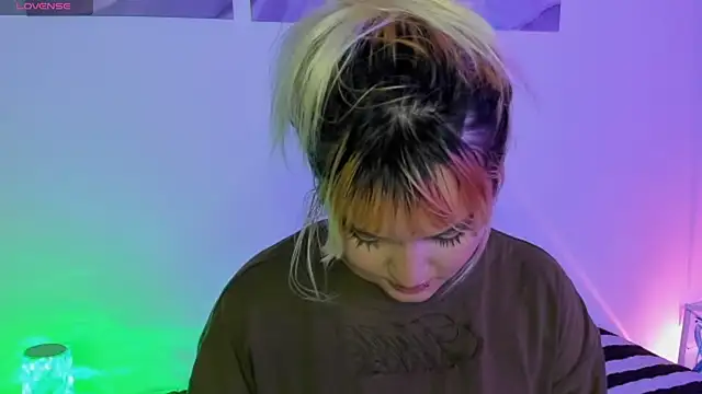 Snapshot of Pretty__zoe chatting on March 18, 2025, 11:09 pm Pretty  zoe online show from March 18, 2025, 11:09 pm