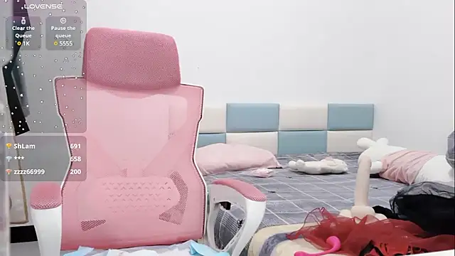 Snapshot of Qwi-V1 chatting on February 6, 2025, 2:11 am Qwi-V1 online show from February 6, 2025, 2:11 am