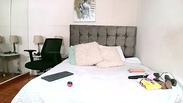 Snapshot of IssabellaJones chatting on November 19, 2025, 12:43 am IssabellaJones online show from November 19, 2025, 12:43 am