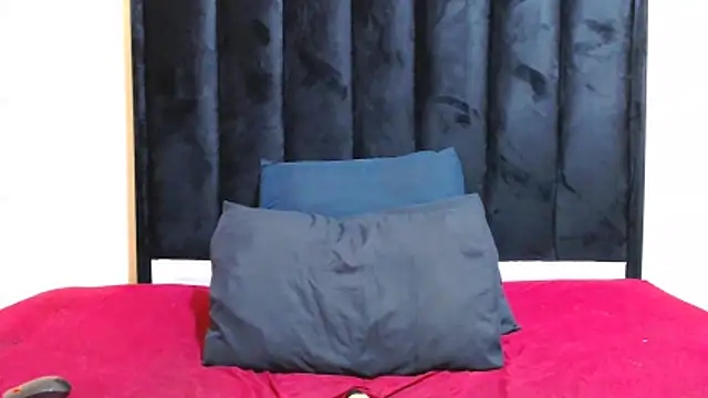 kittykhloe22 online show from April 13, 2026, 10:41 am