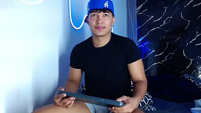 Snapshot of jamescurli_ chatting on October 1, 2025, 2:43 pm jamescurli  online show from October 1, 2025, 2:43 pm