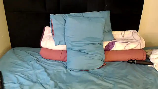 Snapshot of Busty-Londie chatting on February 13, 2026, 6:46 am Busty-Londie online show from February 13, 2026, 6:46 am