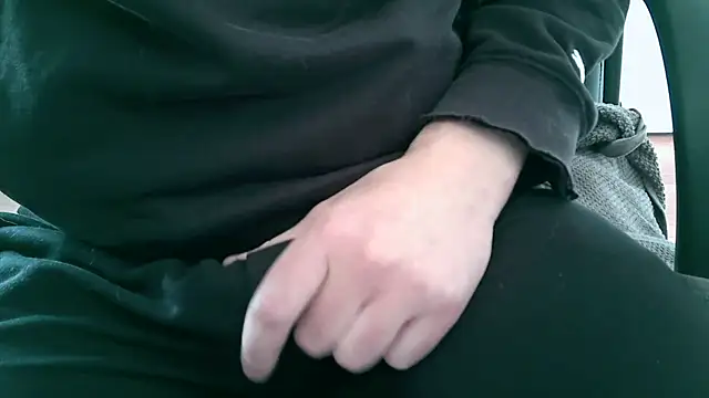 lovedoggy03 online show from October 19, 2025, 10:40 am