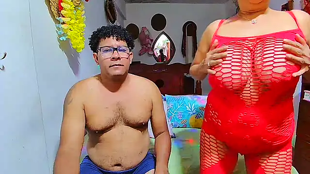 Snapshot of rosi_pamela chatting on April 7, 2026, 8:32 pm rosi pamela online show from April 7, 2026, 8:32 pm