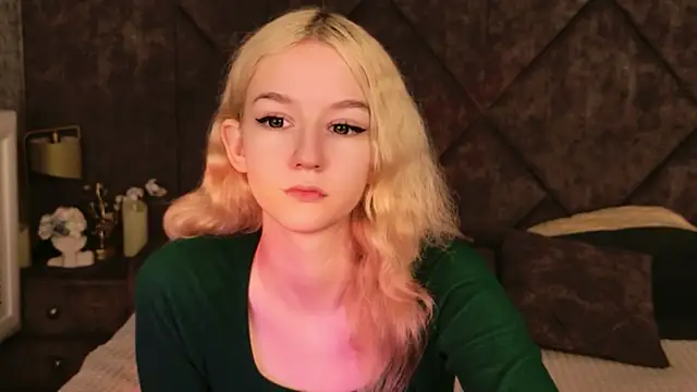 Snapshot of NaomiLoys chatting on November 10, 2025, 10:42 am NaomiLoys online show from November 10, 2025, 10:42 am