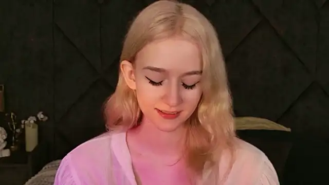 Snapshot of NaomiLoys chatting on November 16, 2025, 10:53 am NaomiLoys online show from November 16, 2025, 10:53 am