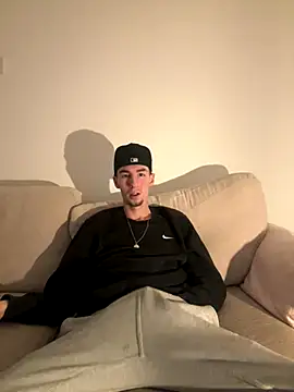 Snapshot of MikesWood21 chatting on October 19, 2025, 11:18 pm MikesWood21 online show from October 19, 2025, 11:18 pm