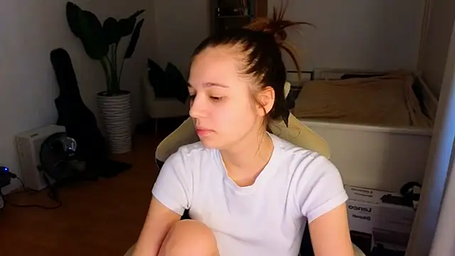 Snapshot of Leela_sun chatting on April 28, 2026, 10:52 am Leela sun online show from April 28, 2026, 10:52 am