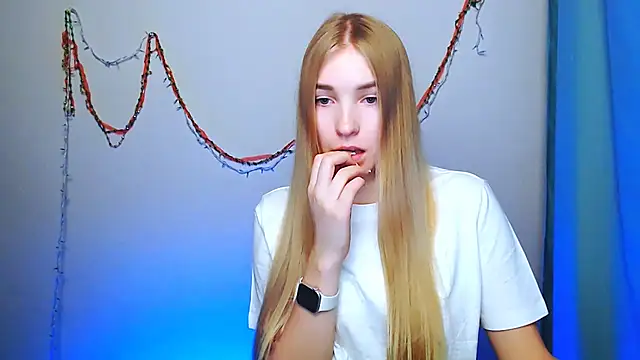 Snapshot of Queen_ofLove chatting on December 19, 2025, 3:03 pm Queen ofLove online show from December 19, 2025, 3:03 pm