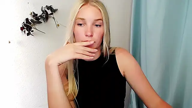 Snapshot of Queen_ofLove chatting on June 11, 2026, 2:25 pm Queen ofLove online show from June 11, 2026, 2:25 pm