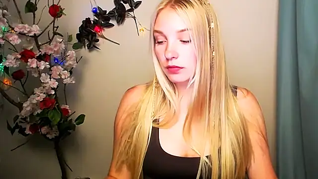 Snapshot of Queen_ofLove chatting on June 10, 2026, 7:15 pm Queen ofLove online show from June 10, 2026, 7:15 pm