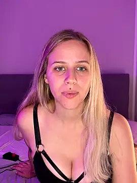 lunawolf21 online show from October 24, 2025, 7:18 am