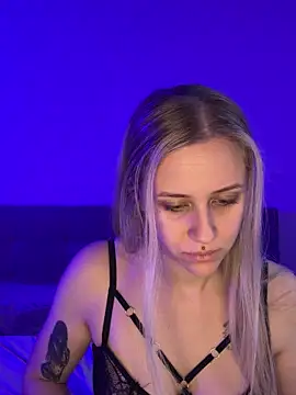 lunawolf21 online show from February 13, 2025, 7:45 am