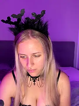 lunawolf21 online show from October 10, 2025, 6:47 am