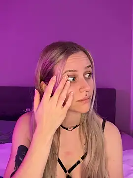 lunawolf21 online show from January 17, 2025, 8:13 am