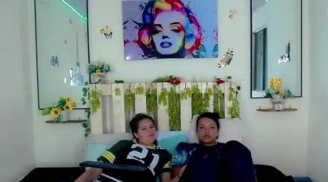 Snapshot of Sharon_et_Khloe12 chatting on December 12, 2024, 9:04 pm Sharon et Khloe12 online show from December 12, 2024, 9:04 pm