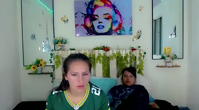 Snapshot of Sharon_et_Khloe12 chatting on December 11, 2024, 3:02 am Sharon et Khloe12 online show from December 11, 2024, 3:02 am