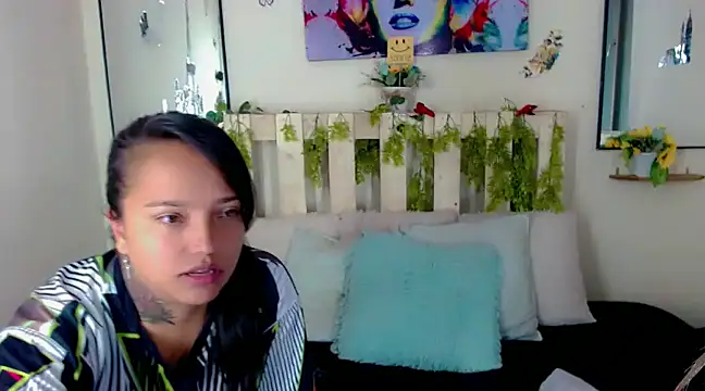 Snapshot of Sharon_et_Khloe12 chatting on January 15, 2025, 4:57 am Sharon et Khloe12 online show from January 15, 2025, 4:57 am