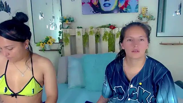 Snapshot of Sharon_et_Khloe12 chatting on December 16, 2024, 9:52 pm Sharon et Khloe12 online show from December 16, 2024, 9:52 pm