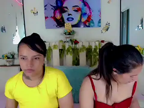 Snapshot of Sharon_et_Khloe12 chatting on January 4, 2025, 4:23 am Sharon et Khloe12 online show from January 4, 2025, 4:23 am