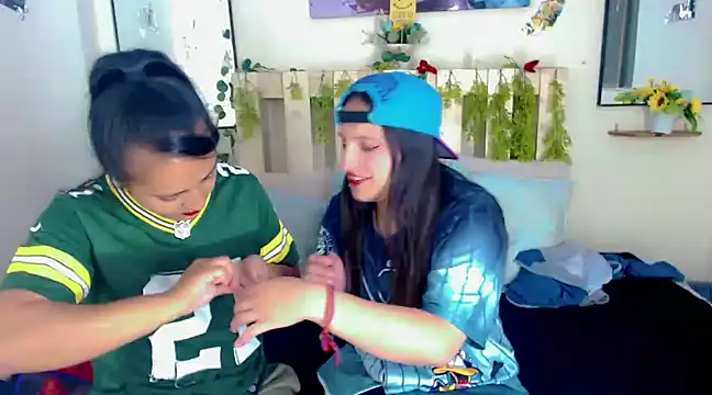 Snapshot of Sharon_et_Khloe12 chatting on January 10, 2025, 11:22 am Sharon et Khloe12 online show from January 10, 2025, 11:22 am