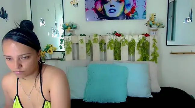 Snapshot of Sharon_et_Khloe12 chatting on December 17, 2024, 9:05 pm Sharon et Khloe12 online show from December 17, 2024, 9:05 pm