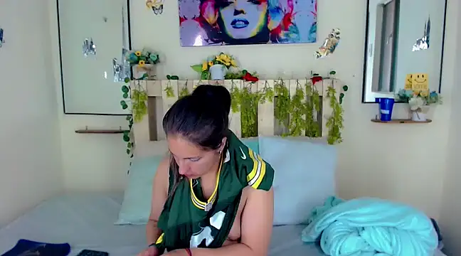 Snapshot of Sharon_et_Khloe12 chatting on December 10, 2024, 12:49 pm Sharon et Khloe12 online show from December 10, 2024, 12:49 pm