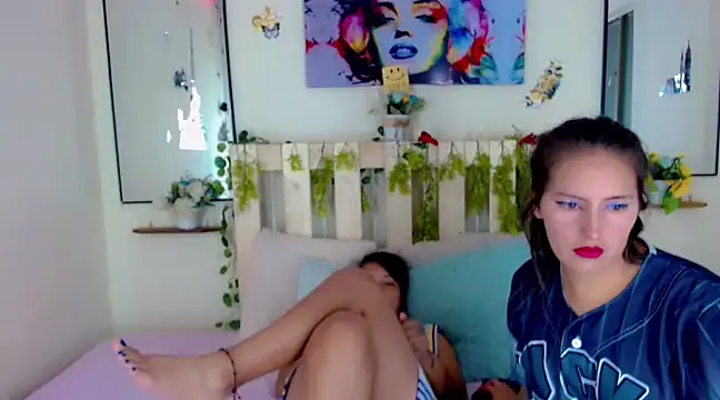 Snapshot of Sharon_et_Khloe12 chatting on January 18, 2025, 4:59 am Sharon et Khloe12 online show from January 18, 2025, 4:59 am